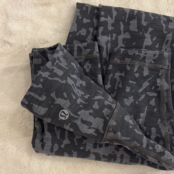 Lululemon athletica grey mix Patterned crop/tapered cur Leggings size 6 women’s - Picture 15 of 16